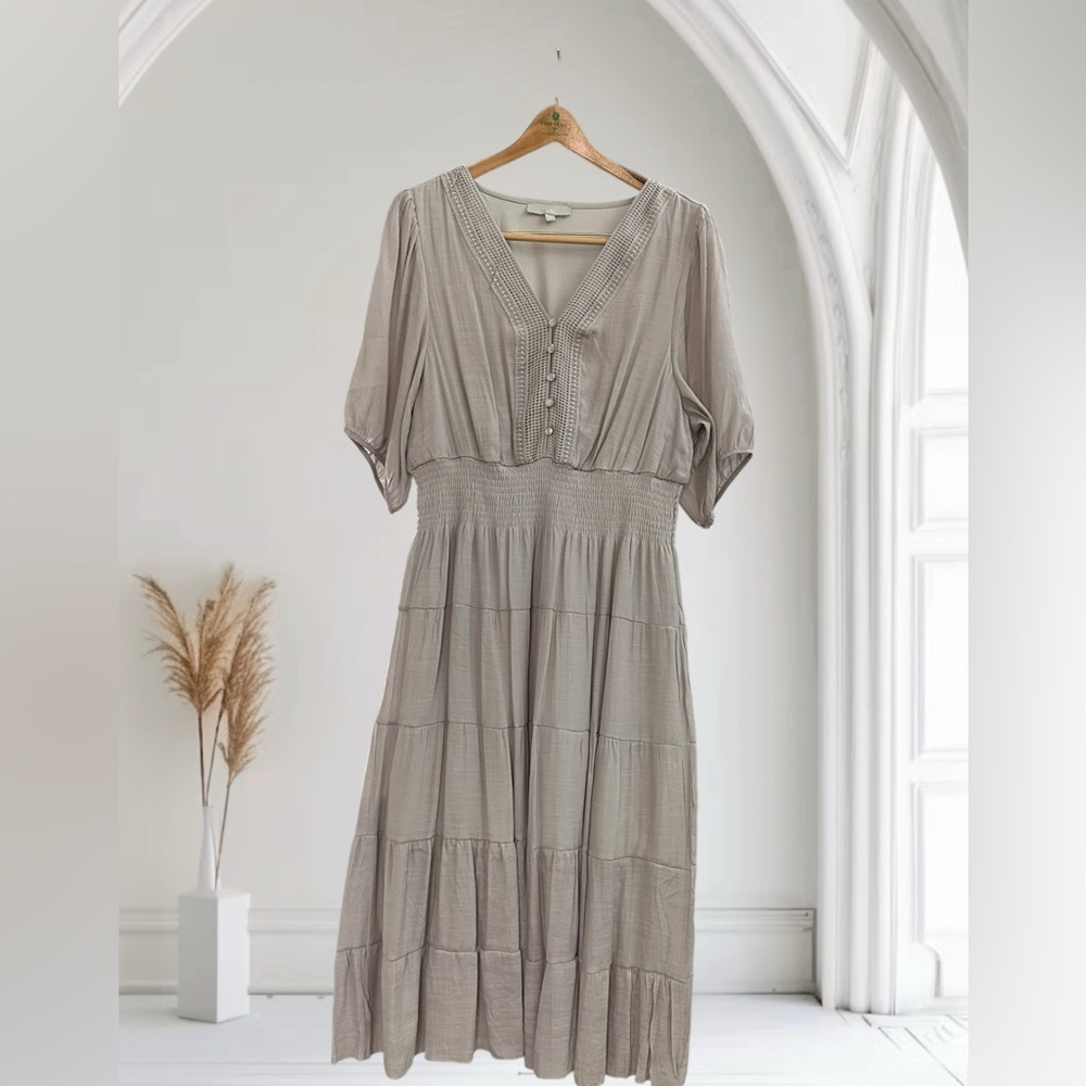 J Gee Short Sleeve Flowy Midi Dress.
Light Gray. Size: 1X (runs small)